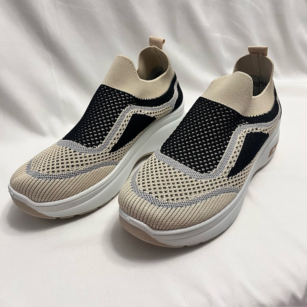 Cushioned Sneakers Cream and Black Slip-On Size 39